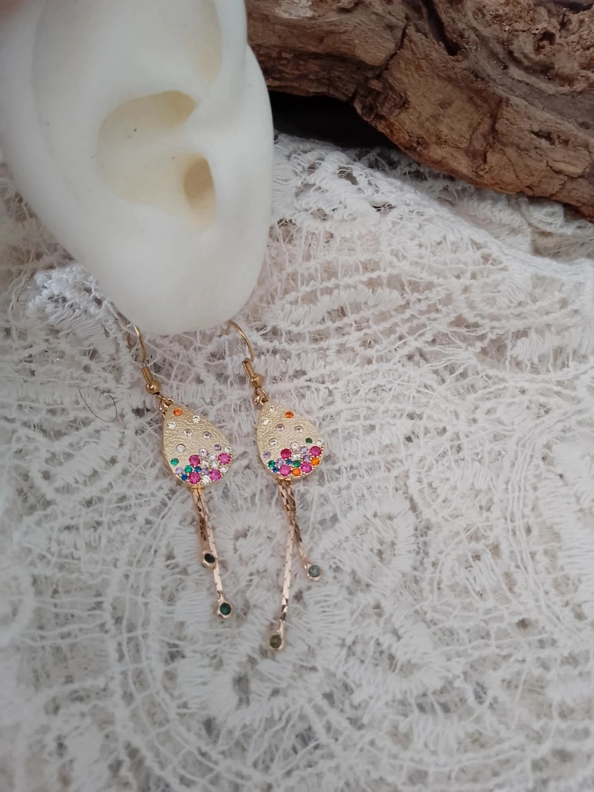 Goudkleurige bohemische oorbellen met gekleurde zirkonia – photo 2